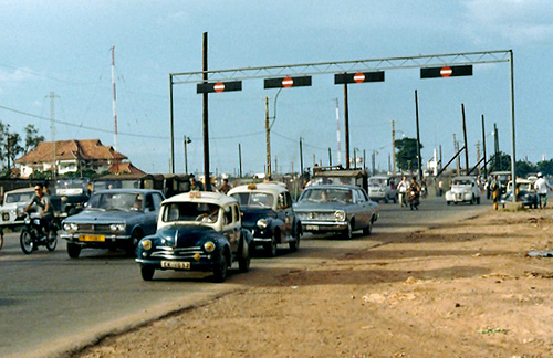 saigontaxisandfordfalcon-vi.jpg