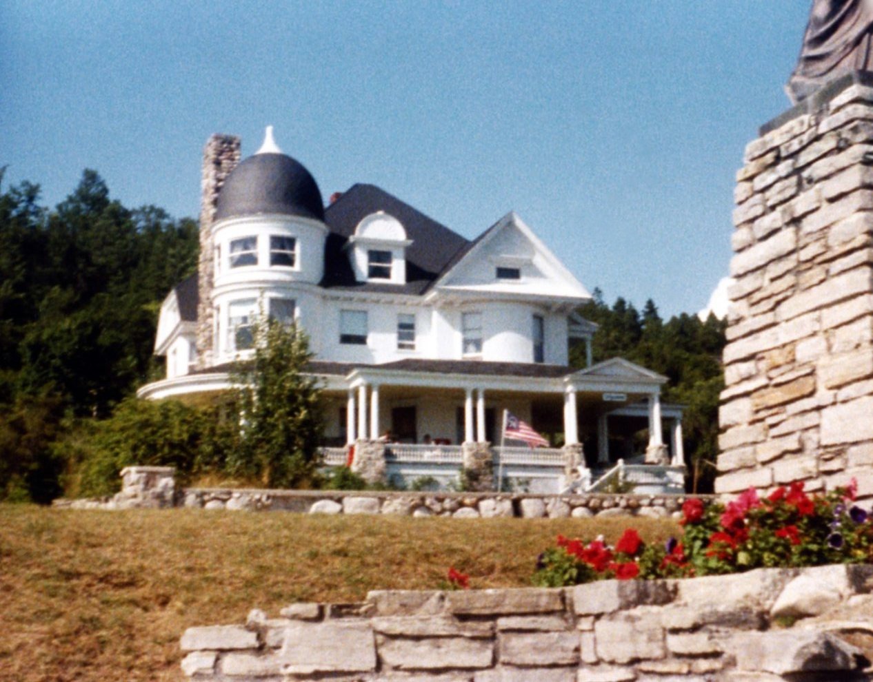 Photo Brigadoon Victorian Cottage On Main Street Mackinac