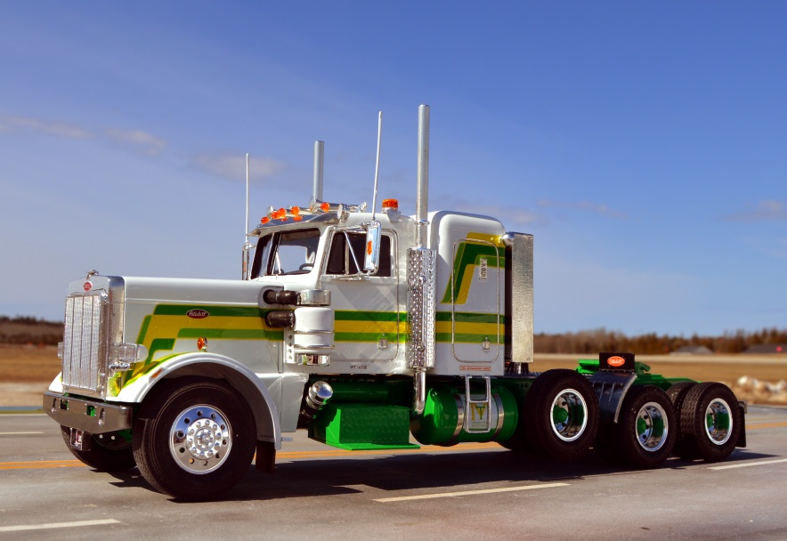 Photo: Peterbilt 359-27 long hood with cold-weather air