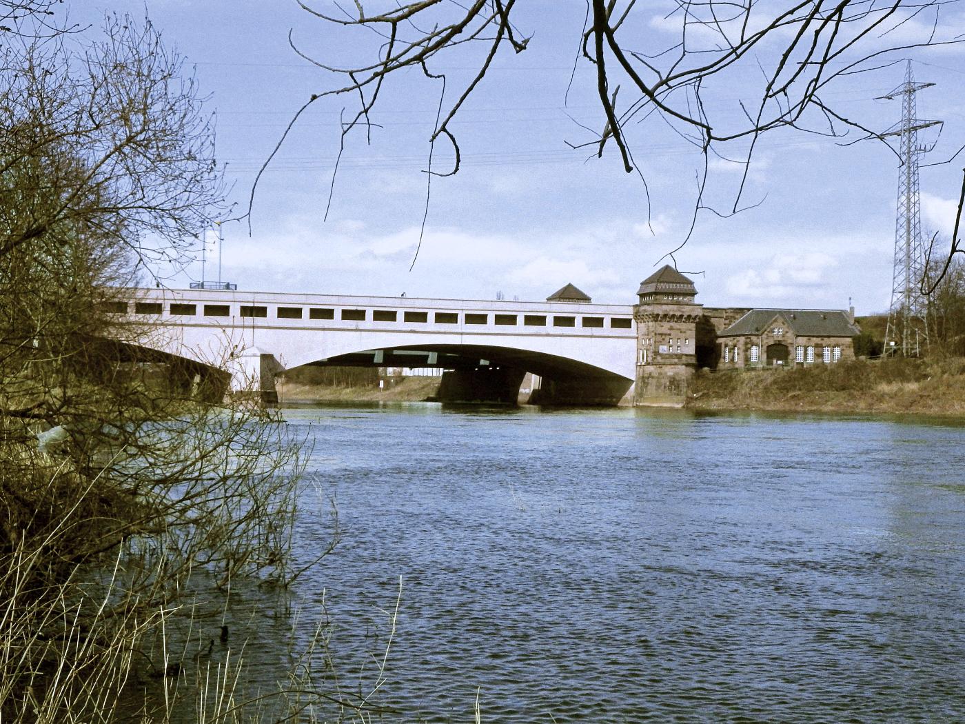 Weser unter der Kanalbrücke