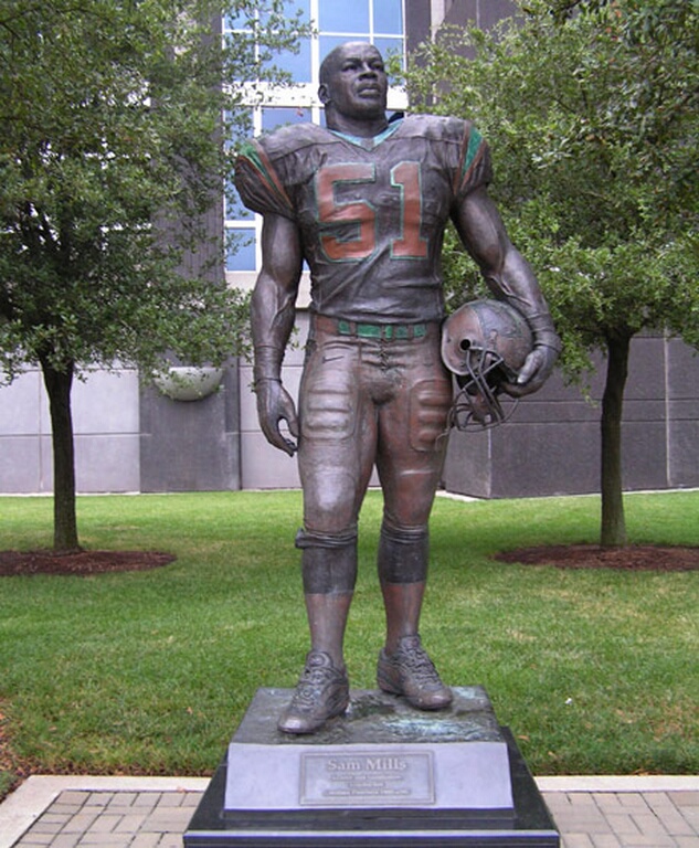 Statue of Sam Mills Linebacker for North Carolina Panthers 1995 To 1997  Editorial Photo - Image of buildings, grass: 113800576