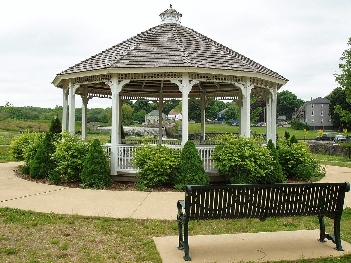 Photo JEWETT CITY GRISWOLD VETERANS MEMORIAL PARK GAZEBO 01.jpg