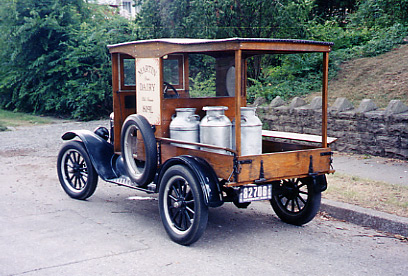 希少 Ford Model T delivery truck フォードモデルT 1925 Ford Model T Delivery Truck 1:24 Scale Diecast Model by