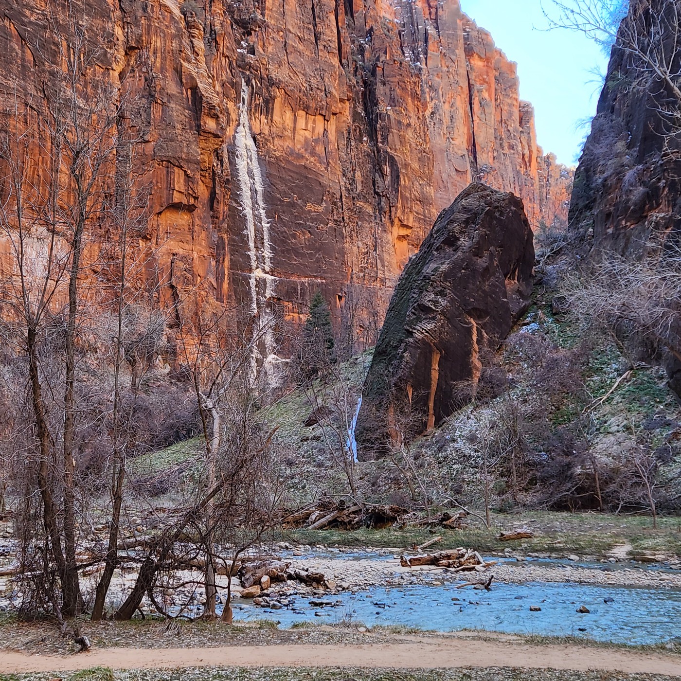 Photo Water Falls from Inside a 1000 Foot Cliff in the Big Bend Area