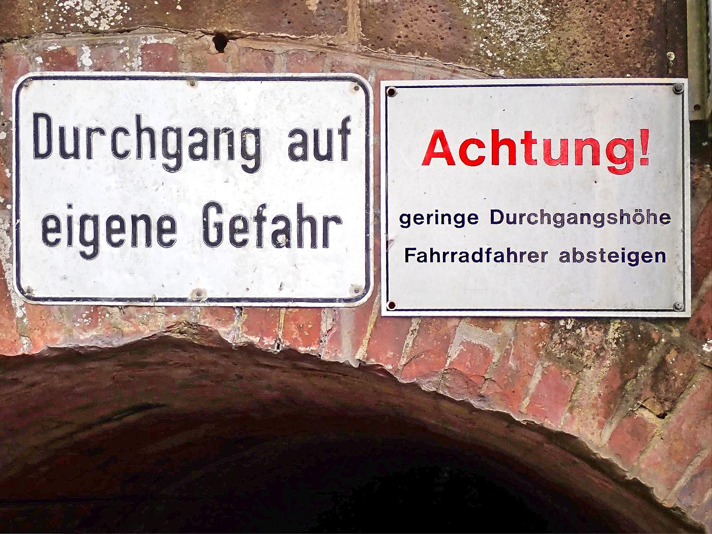 Achtung! Fahrradfahrer absteigen