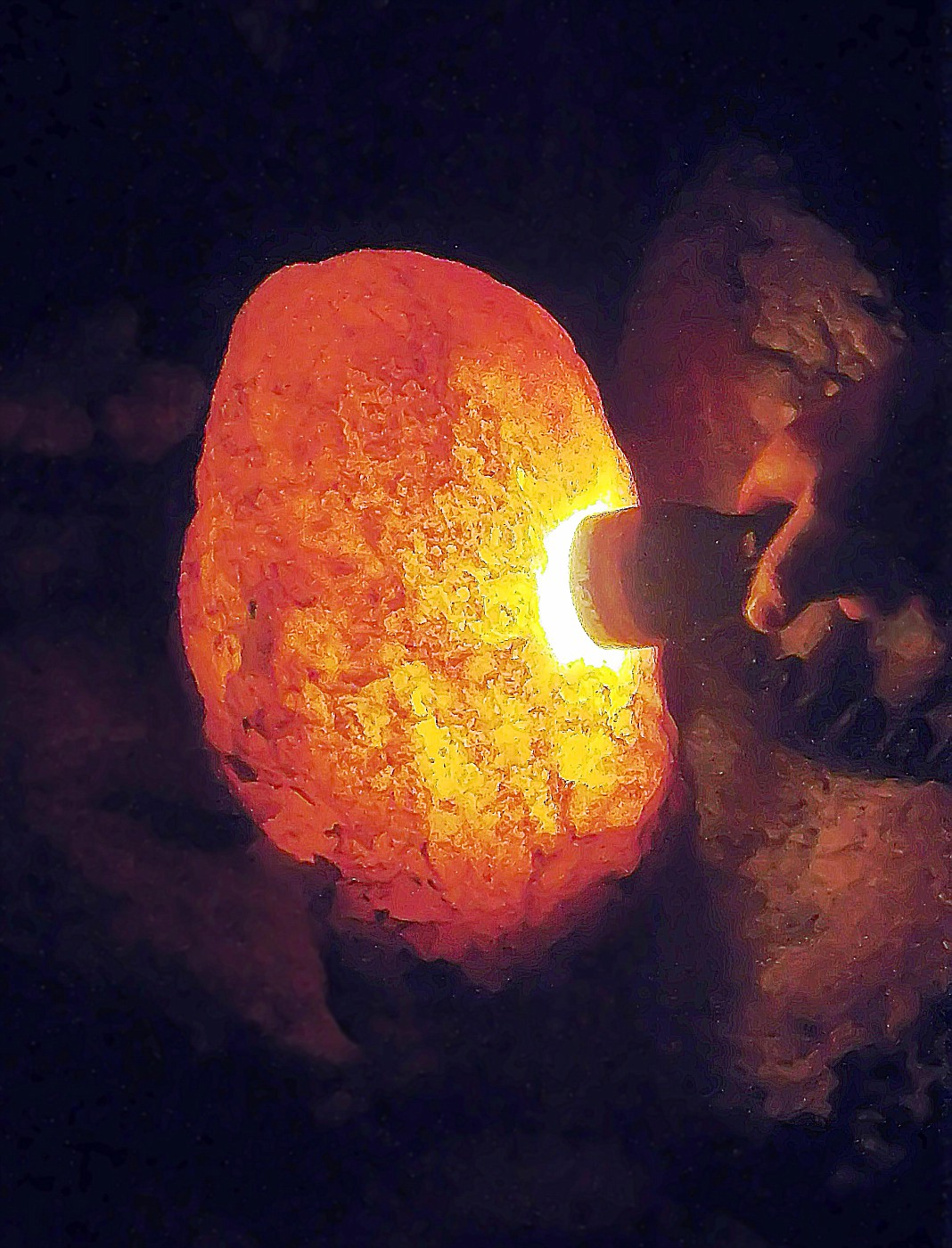 Die Taschenlampe durchleuchtet den Mineralstein