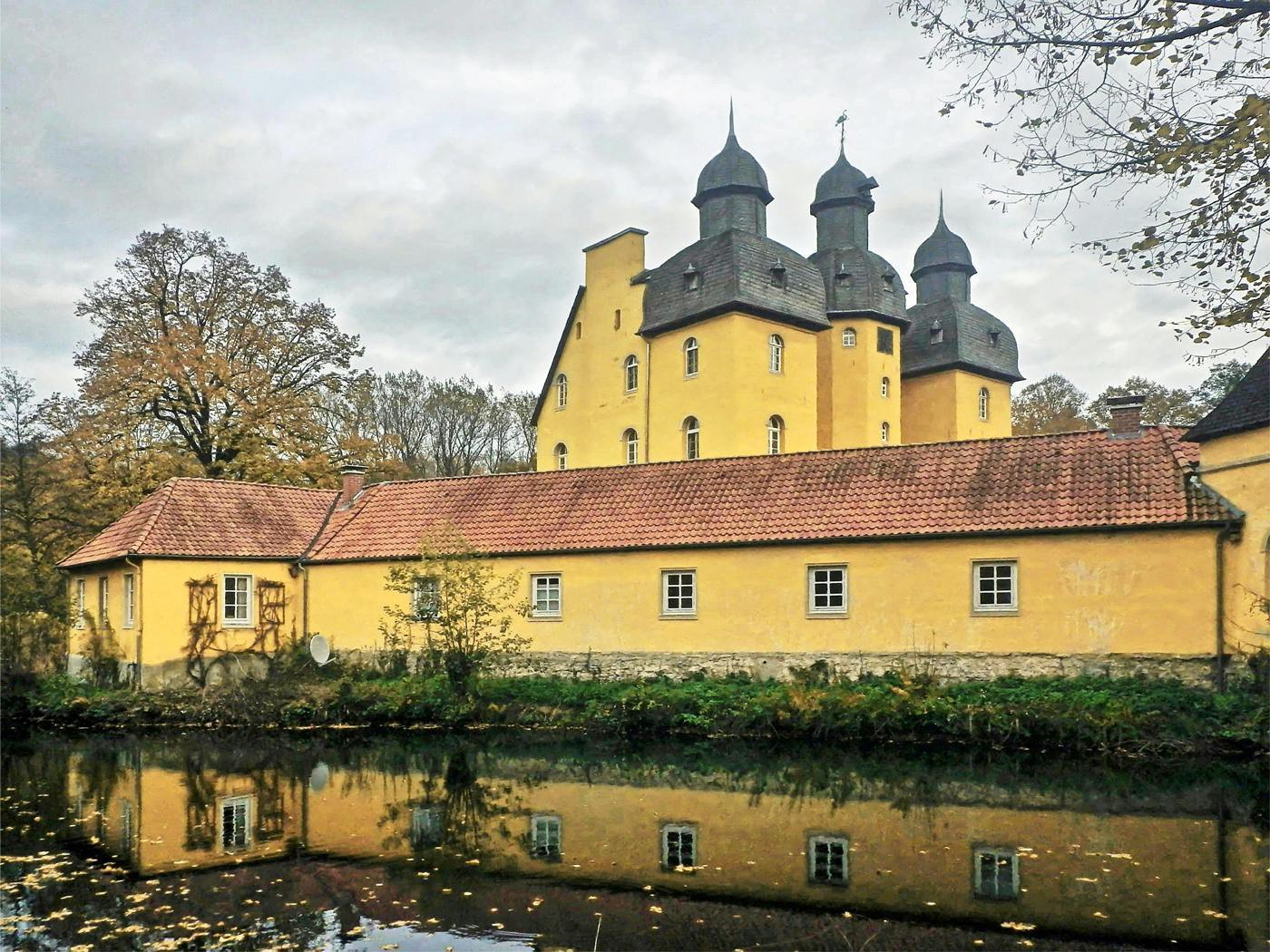 Wassergraben und Schloss