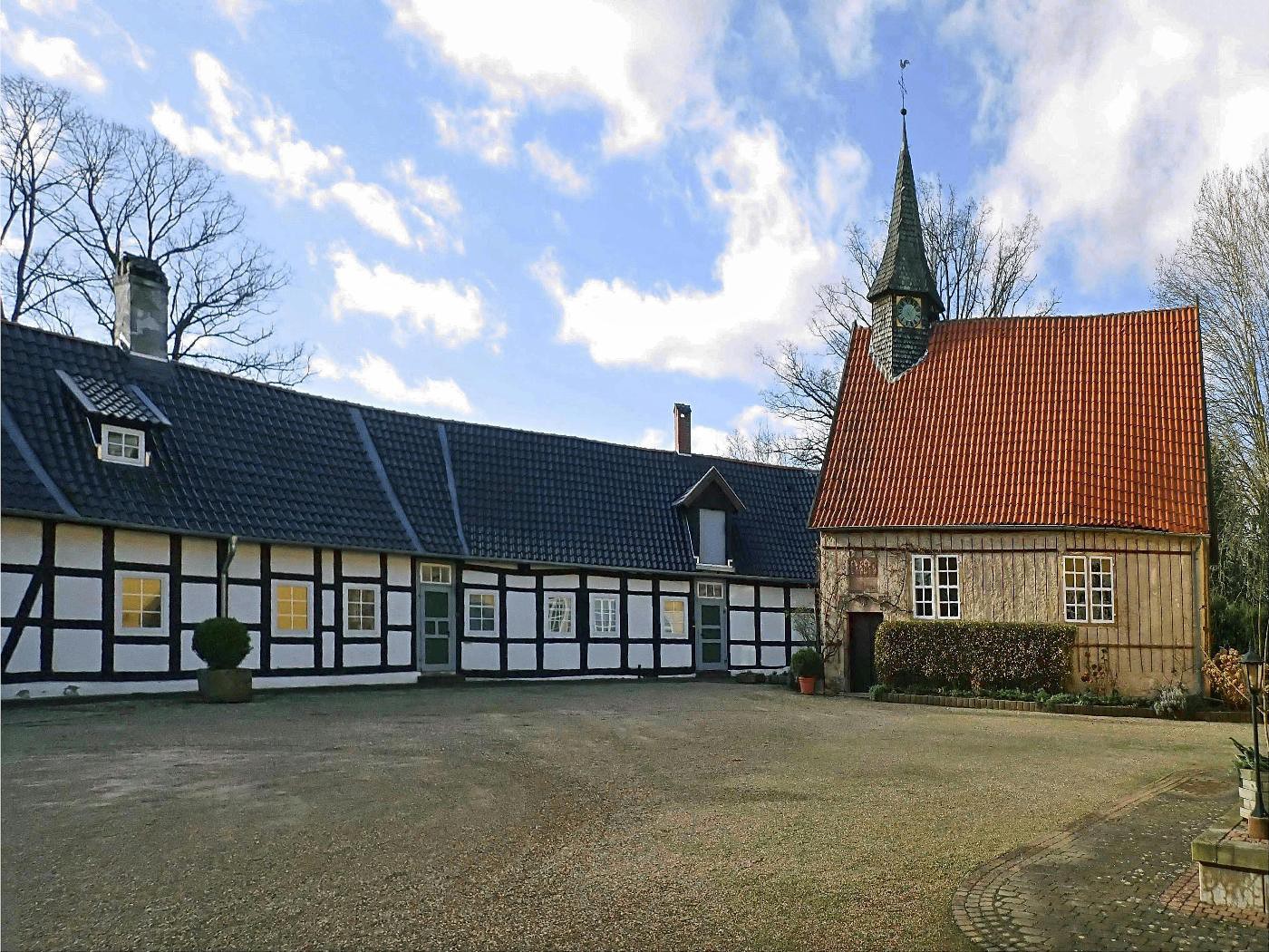 Innenhof mit Kapelle