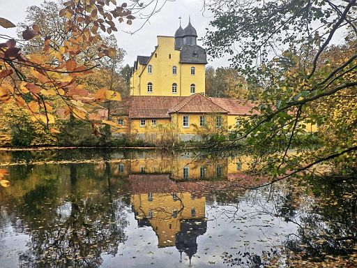 Wassergraben und Schloss