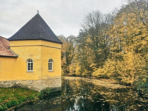 Wassergraben und Eckturm