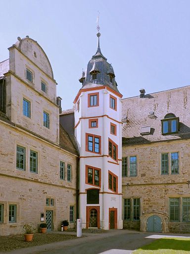 Innenhof mit Treppenturm