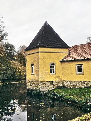 Wassergraben und Eckturm