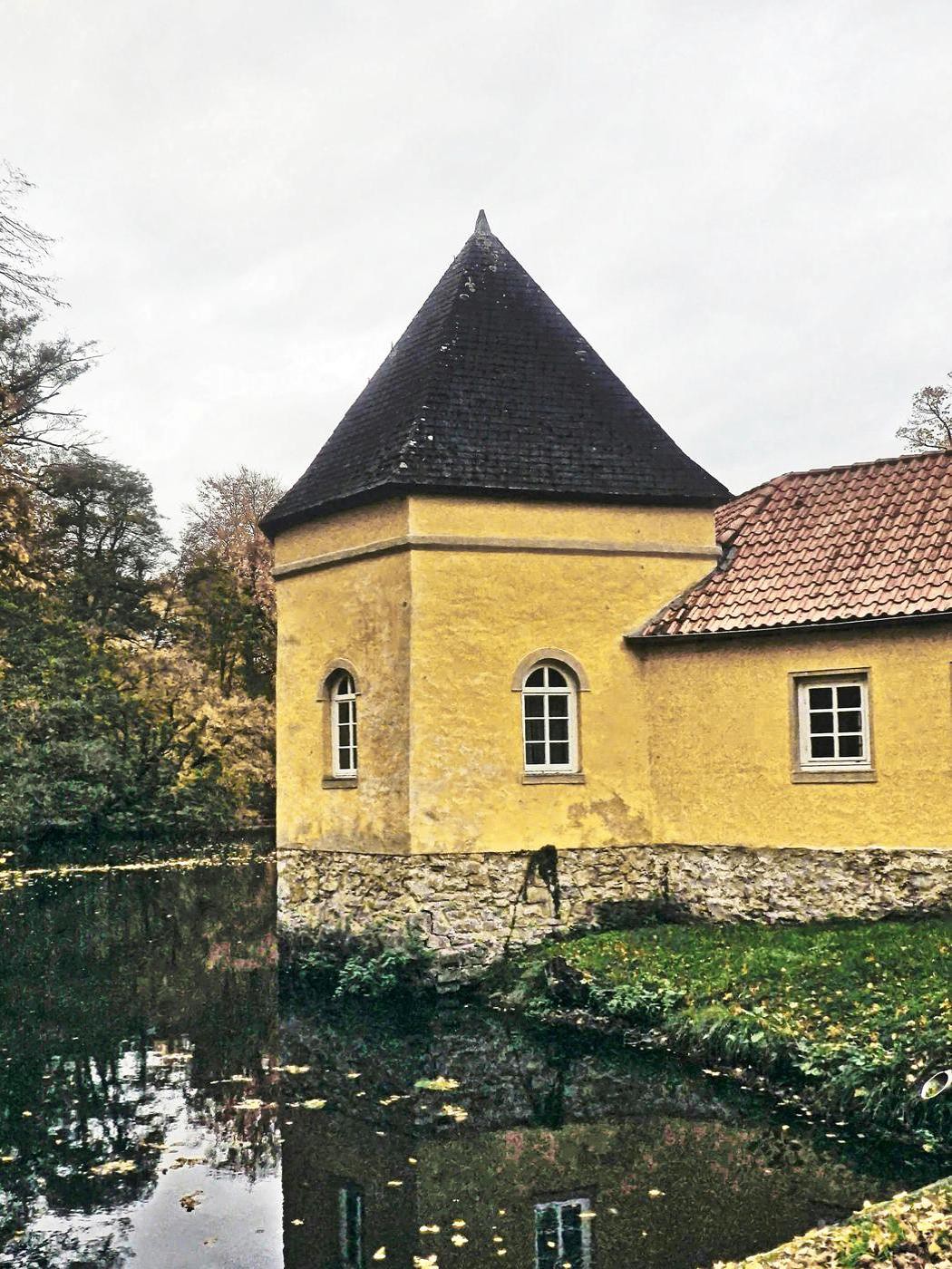 Wassergraben und Eckturm