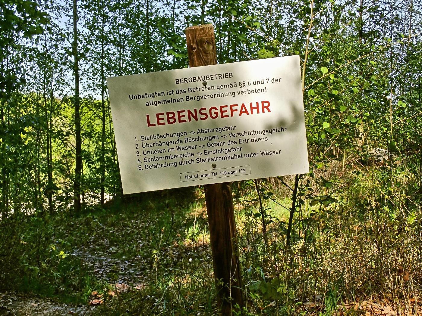 Zahlreiche Warnschilder